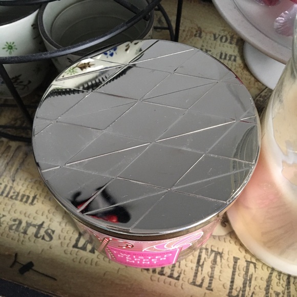 Bath & Body Works 3 Wick Candle Twisted Peppermint - Picture 3 of 4